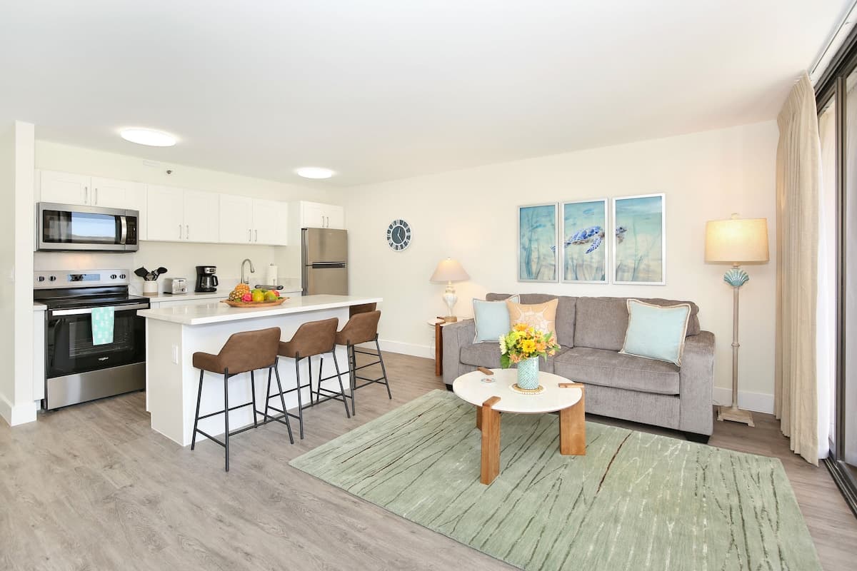 Condo in Honolulu · ★4.83 · 1 bedroom · 3 beds · 1 private bath - Photo 4