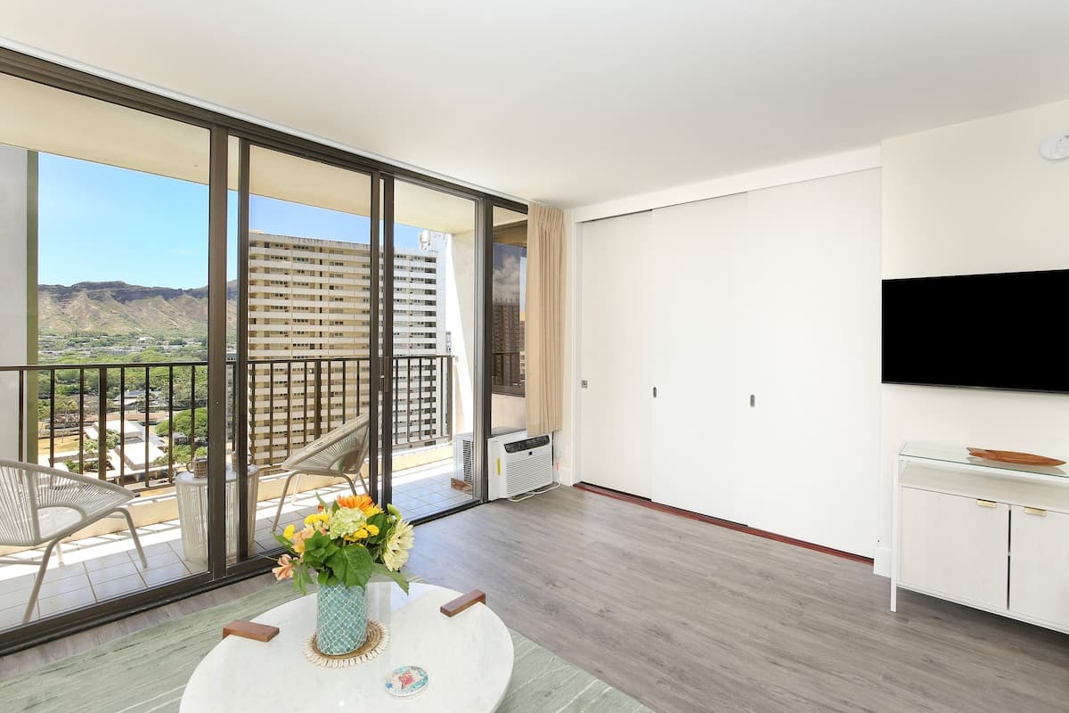 Condo in Honolulu · ★4.83 · 1 bedroom · 3 beds · 1 private bath - Photo 3