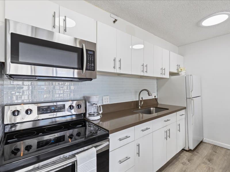 Condo in Honolulu · ★4.76 · 1 bedroom · 3 beds · 1 private bath - Photo 4