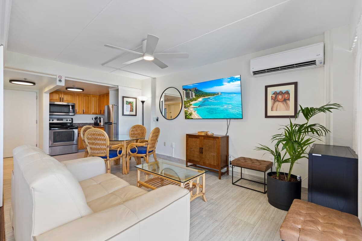 Condo in Honolulu · ★4.72 · 1 bedroom · 3 beds · 1 private bath - Photo 2