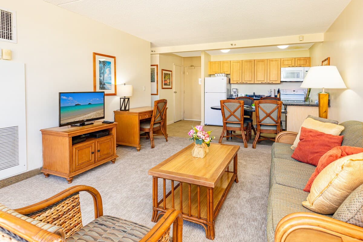 Condo in Honolulu · ★4.29 · 1 bedroom · 2 beds · 1 private bath - Photo 3