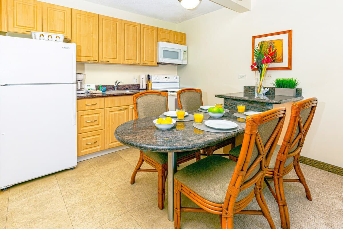 Condo in Honolulu · ★4.29 · 1 bedroom · 2 beds · 1 private bath - Photo 5