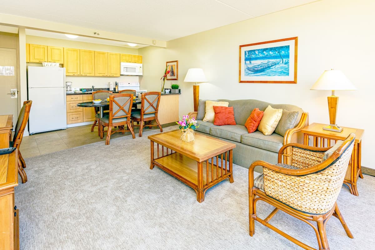 Condo in Honolulu · ★4.29 · 1 bedroom · 2 beds · 1 private bath - Photo 2