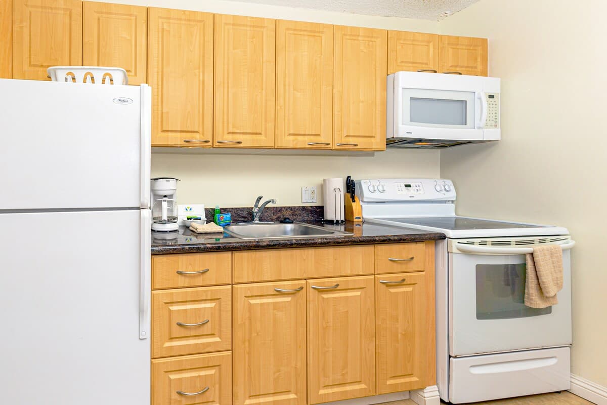 Condo in Honolulu · ★4.29 · 1 bedroom · 2 beds · 1 private bath - Photo 4