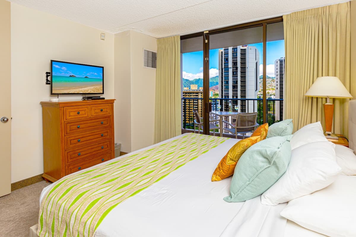 Condo in Honolulu · ★4.29 · 1 bedroom · 2 beds · 1 private bath - Photo 1