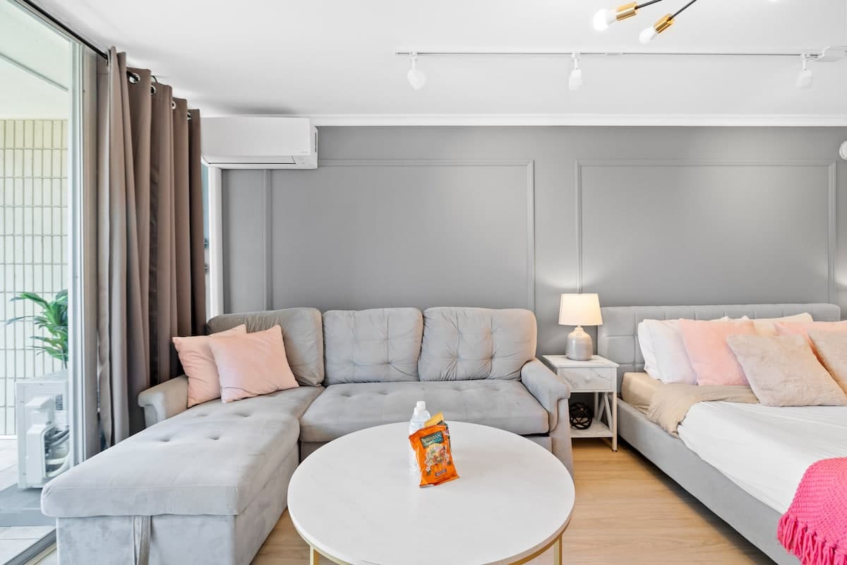 Condo in Honolulu · ★4.91 · Studio · 2 beds · 1 private bath - Photo 2