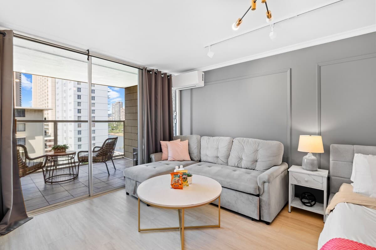 Condo in Honolulu · ★4.91 · Studio · 2 beds · 1 private bath - Photo 1