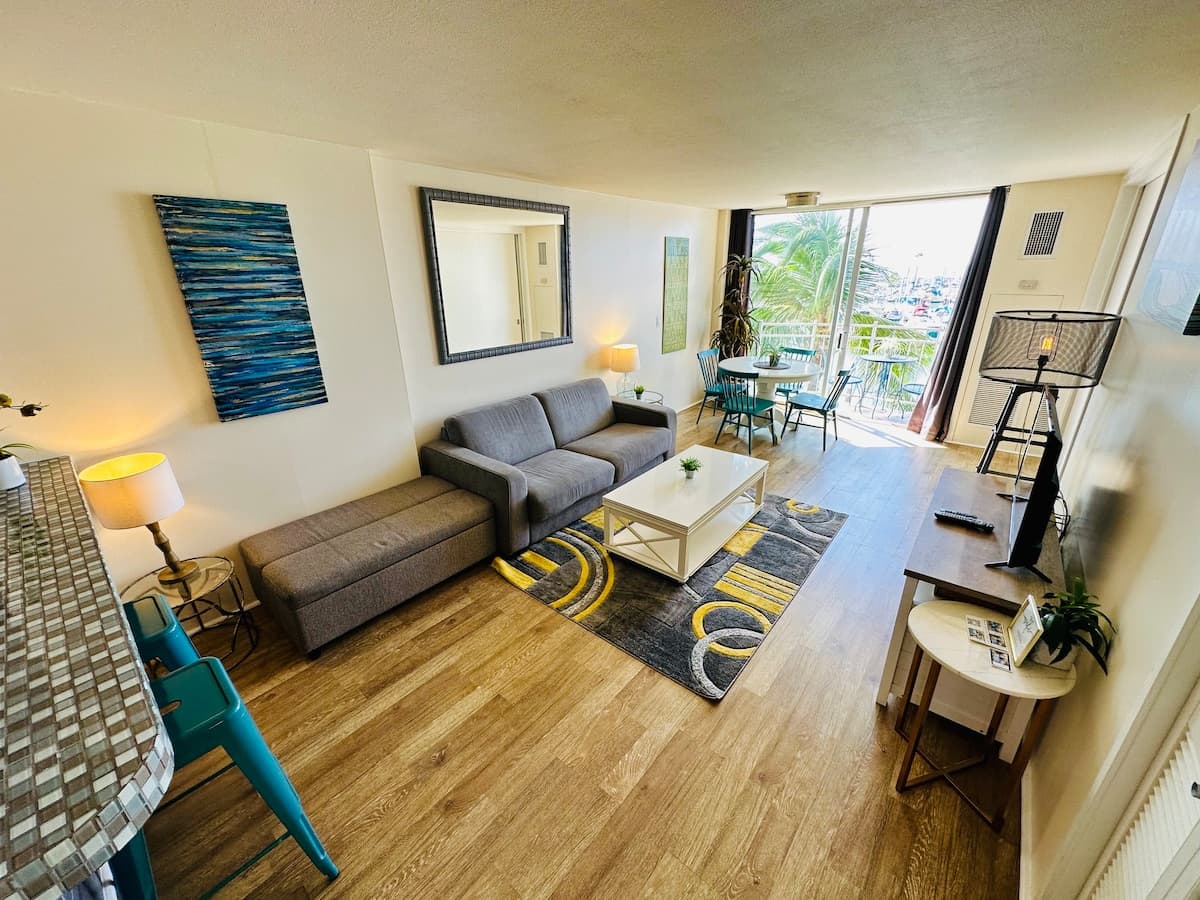Waikiki Oceanfront Condo 2 Minutes to the Beach - Photo 2