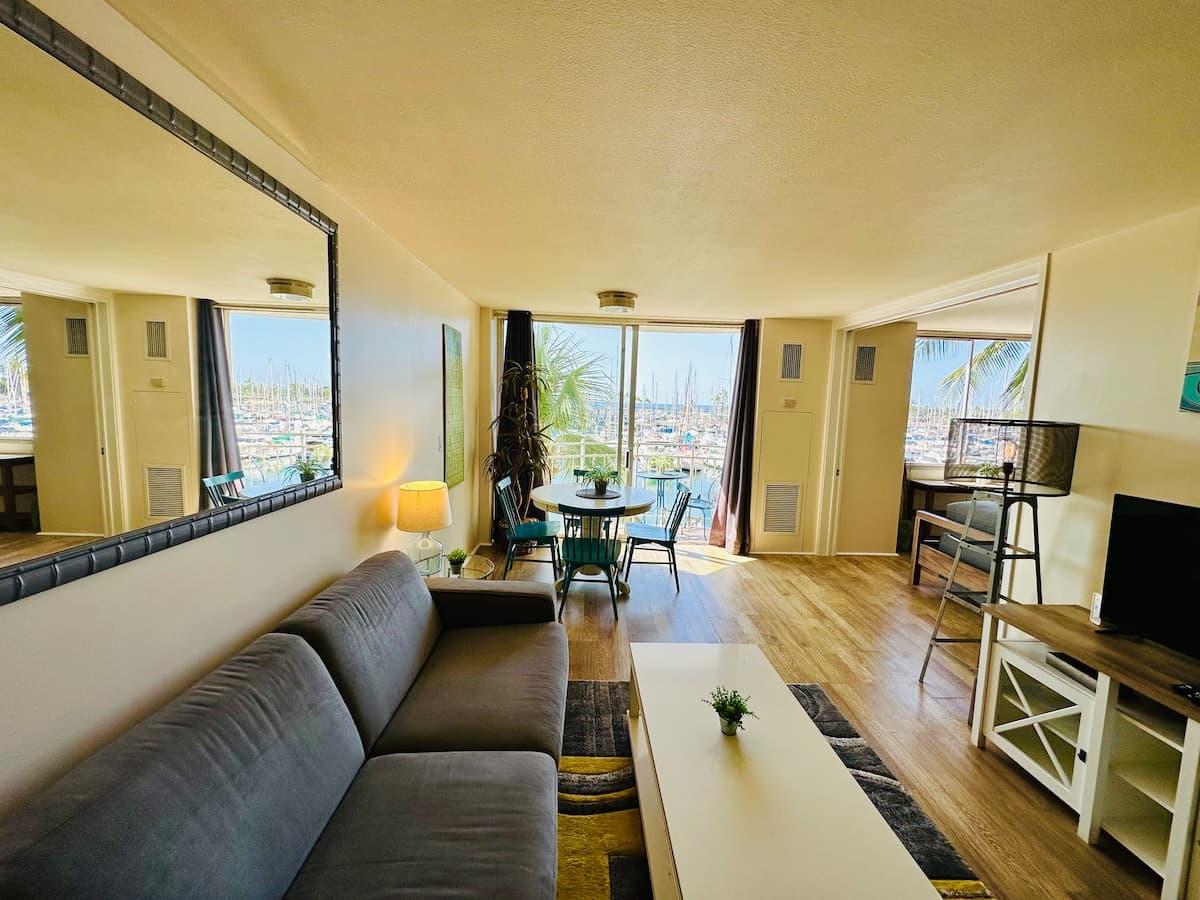 Waikiki Oceanfront Condo 2 Minutes to the Beach - Photo 3