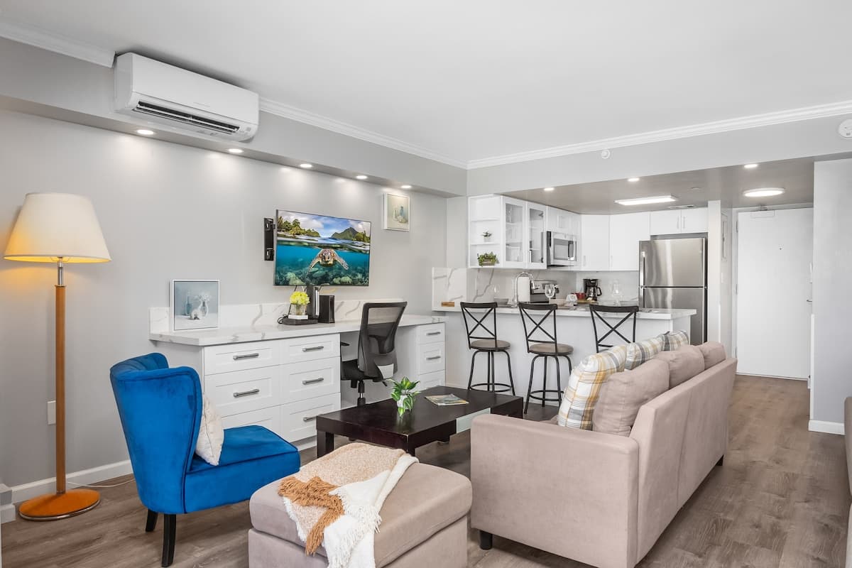 Condo in Honolulu · ★4.7 · Studio · 2 beds · 1 private bath - Photo 4