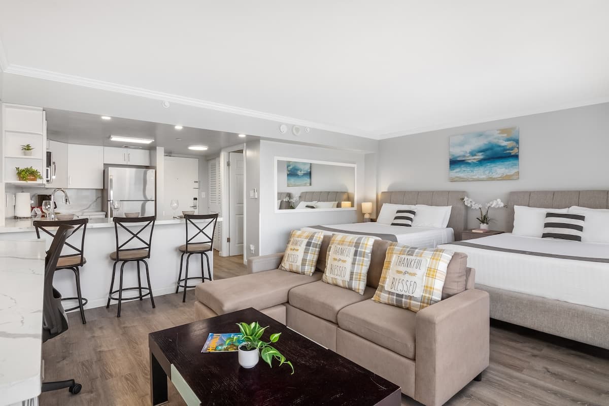 Condo in Honolulu · ★4.7 · Studio · 2 beds · 1 private bath - Photo 3