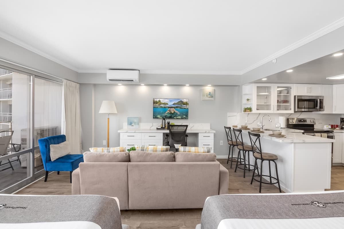 Condo in Honolulu · ★4.7 · Studio · 2 beds · 1 private bath - Photo 2