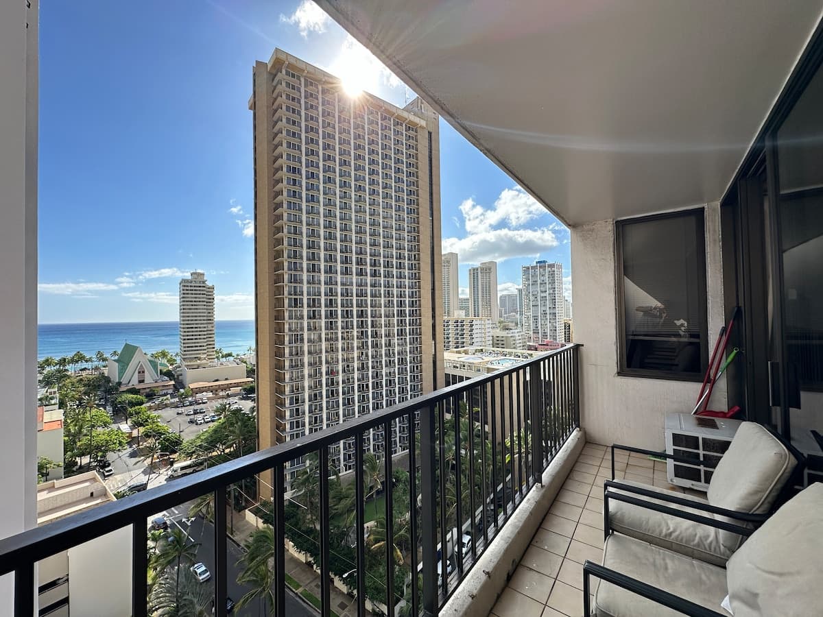 Condo in Honolulu · ★4.91 · 1 bedroom · 3 beds · 1 private bath - Photo 4