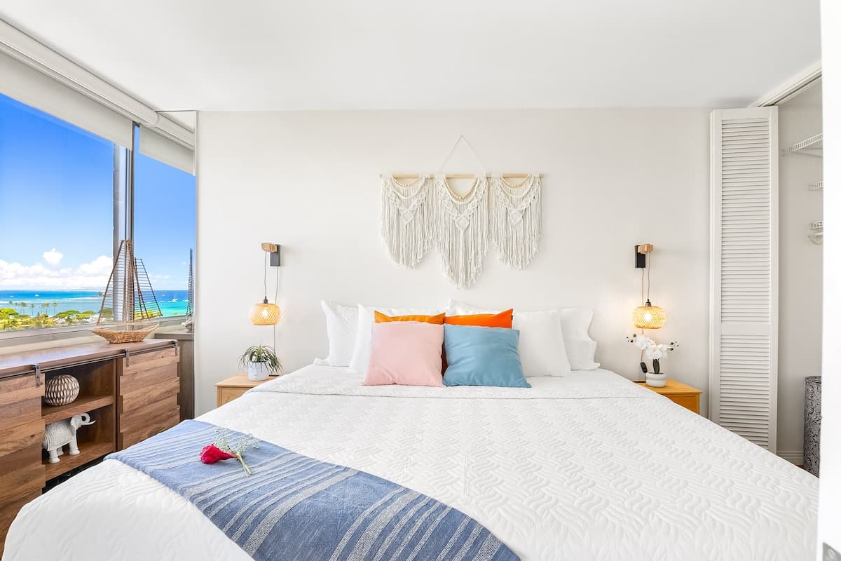 Breathtaking Condo w/ 2 pools - Photo 3