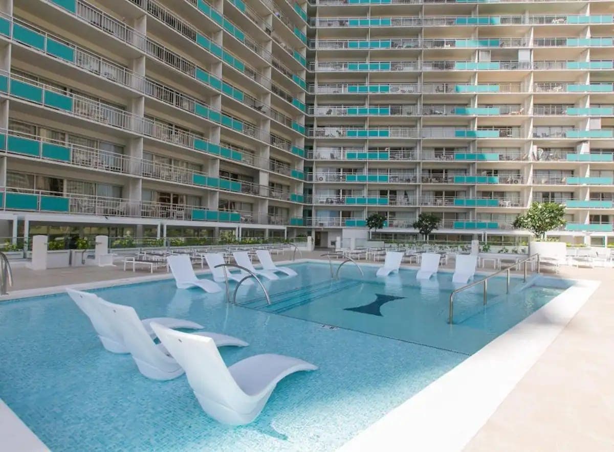 Breathtaking Condo w/ 2 pools - Photo 4