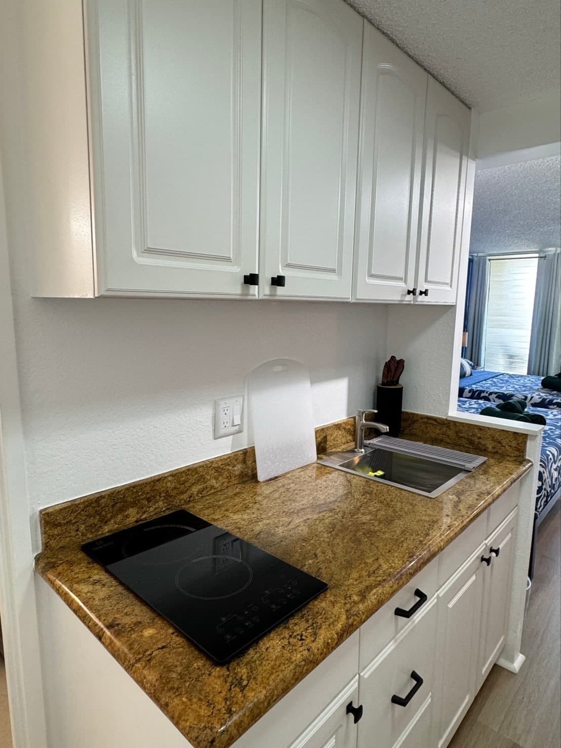Condo in Honolulu · ★4.94 · Studio · 2 beds · 1 private bath - Photo 5