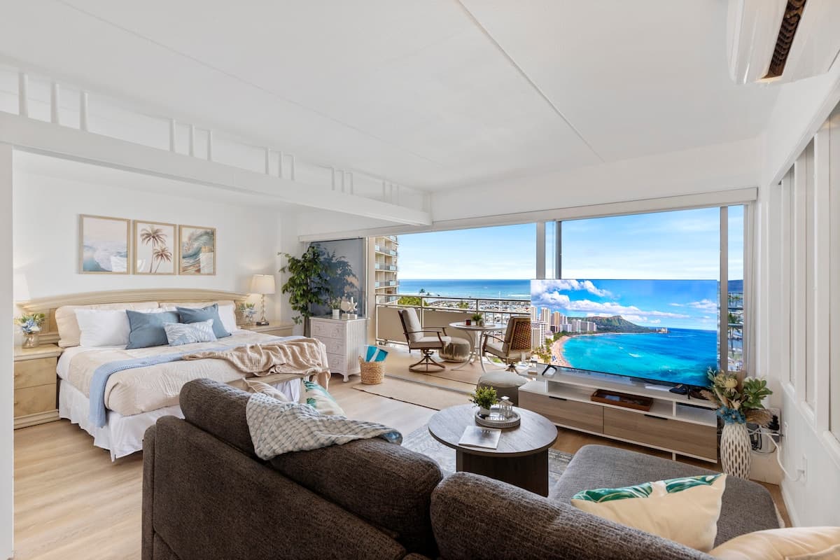 Condo in Honolulu · ★4.95 · 1 bedroom · 2 beds · 1 private bath - Photo 4