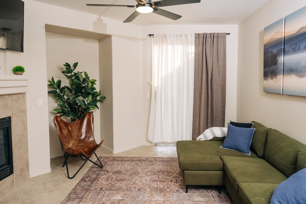 Arcade & Pool 3BR Near Downtown - Photo 3