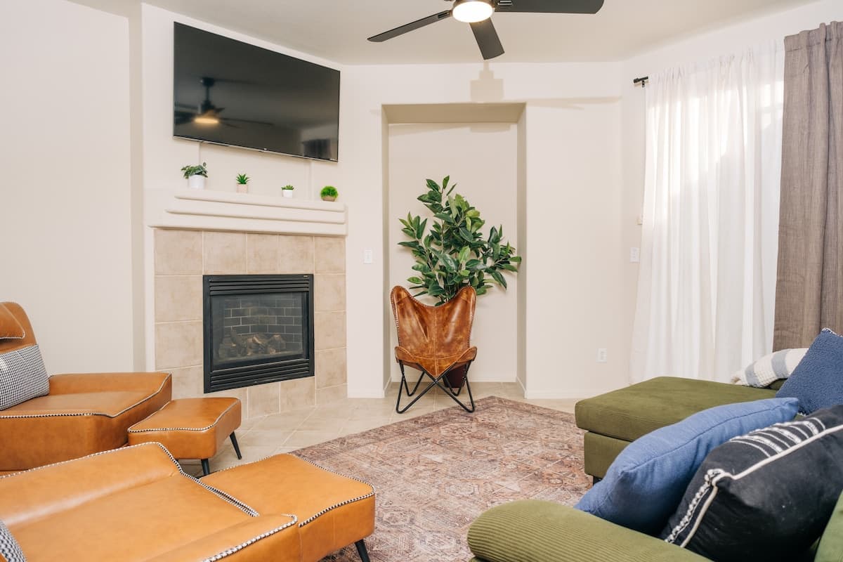 Arcade & Pool 3BR Near Downtown - Photo 2