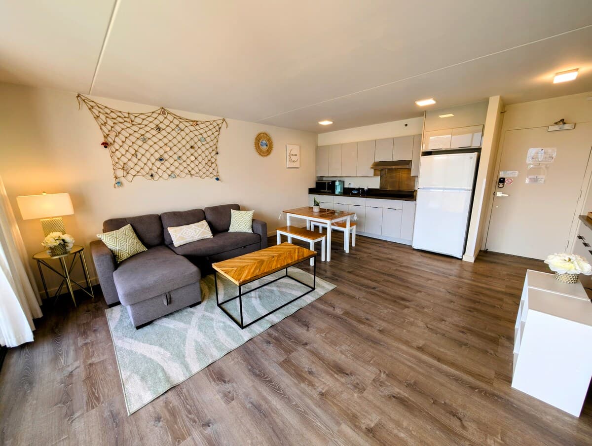 Condo in Honolulu · ★4.98 · 1 bedroom · 3 beds · 1 private bath - Photo 4