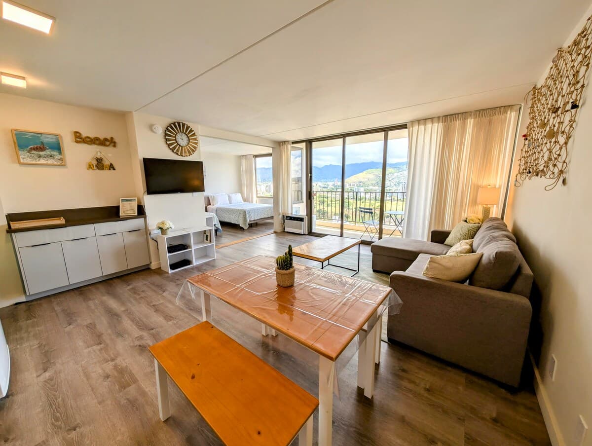Condo in Honolulu · ★4.98 · 1 bedroom · 3 beds · 1 private bath - Photo 5