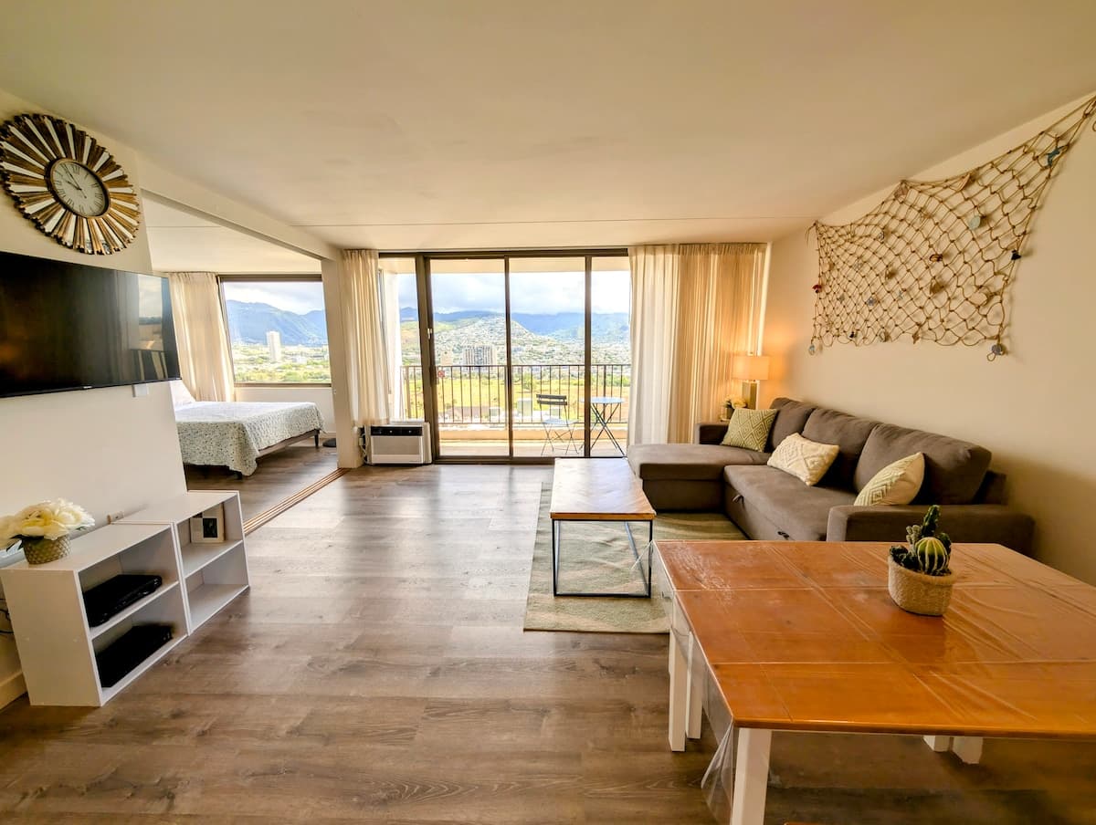 Condo in Honolulu · ★4.98 · 1 bedroom · 3 beds · 1 private bath - Photo 1