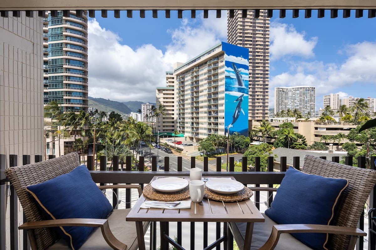 Condo in Honolulu · ★4.71 · 1 bedroom · 1 private bath - Photo 1