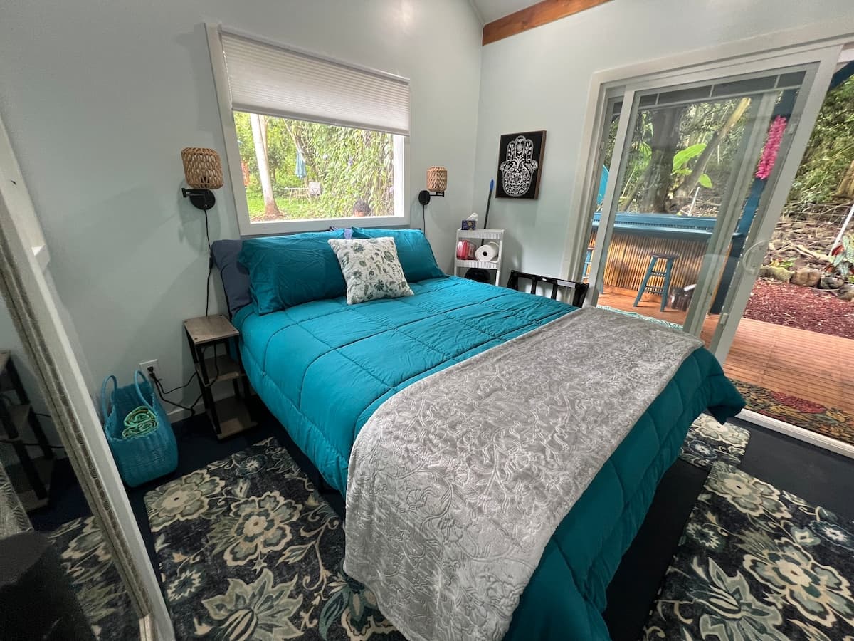 Cabin in Kealakekua · ★5.0 · 2 bedrooms · 2 beds · 2 private baths - Photo 2