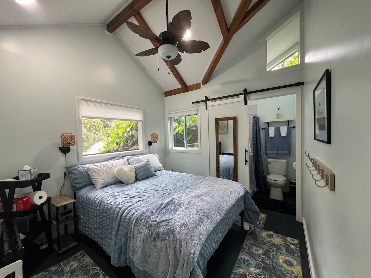 Cabin in Kealakekua · ★5.0 · 2 bedrooms · 2 beds · 2 private baths - Photo 5