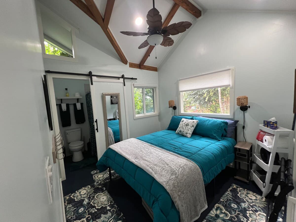 Cabin in Kealakekua · ★5.0 · 2 bedrooms · 2 beds · 2 private baths - Photo 3