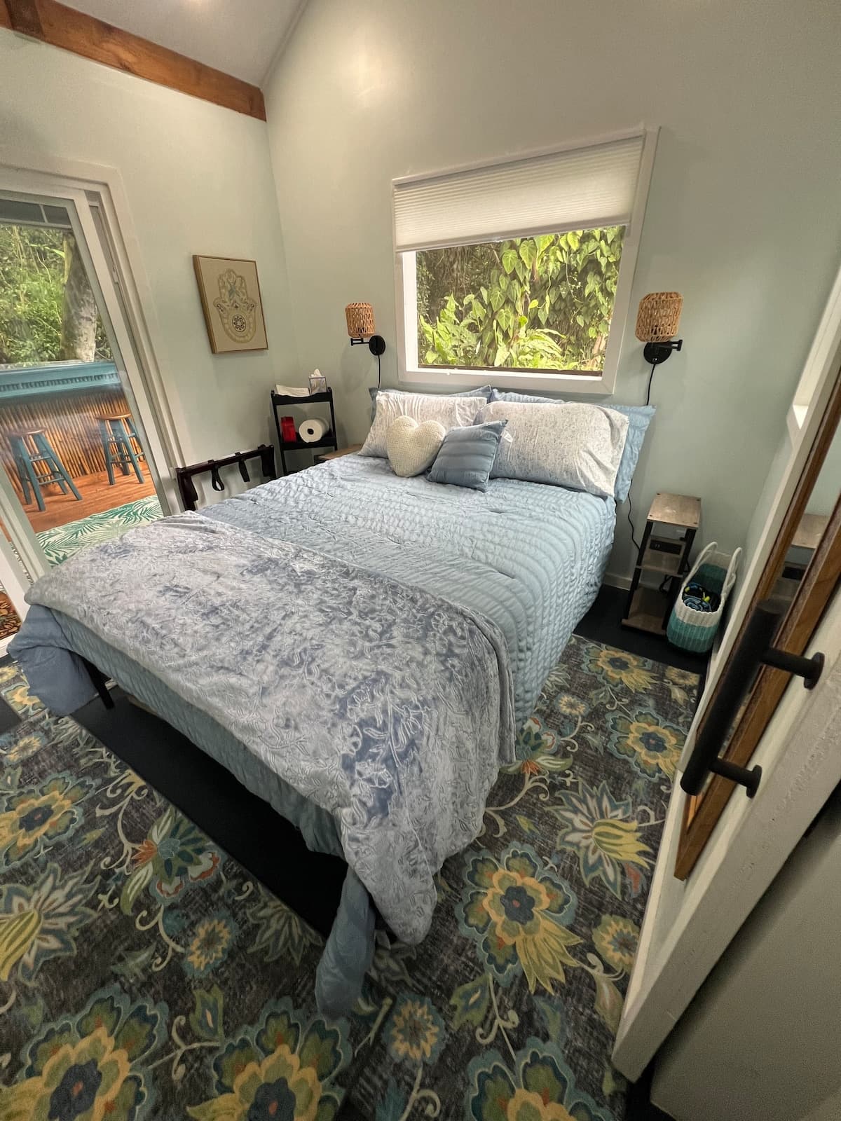 Cabin in Kealakekua · ★5.0 · 2 bedrooms · 2 beds · 2 private baths - Photo 4