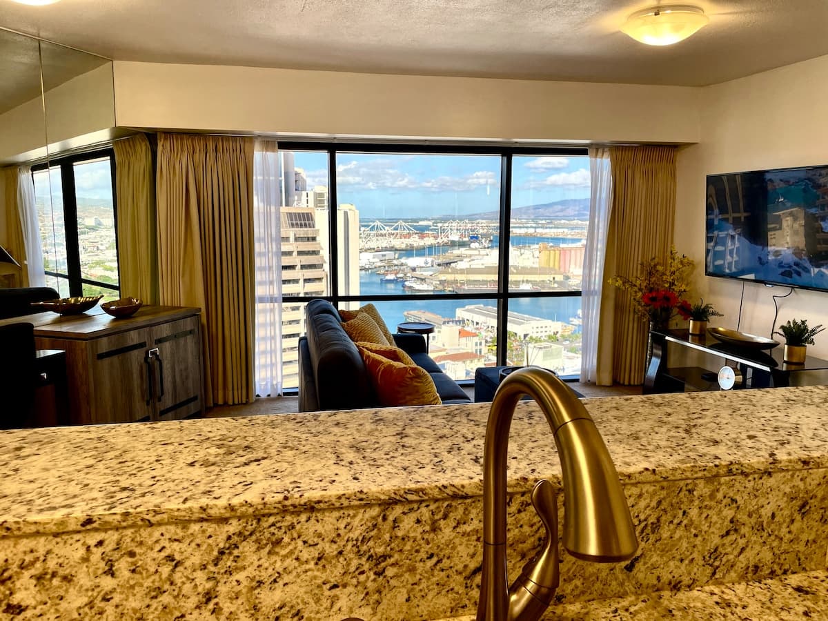Honolulu Ocean View Abode w/ Parking, AC & Laundry - Photo 2