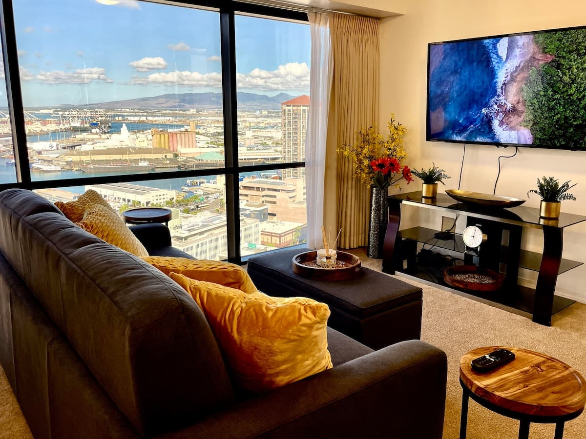 Honolulu Ocean View Abode w/ Parking, AC & Laundry - Photo 1