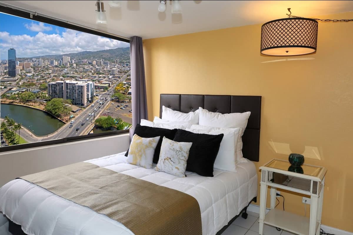 30th Fl Queen Bed Gorgeous Views - Photo 1