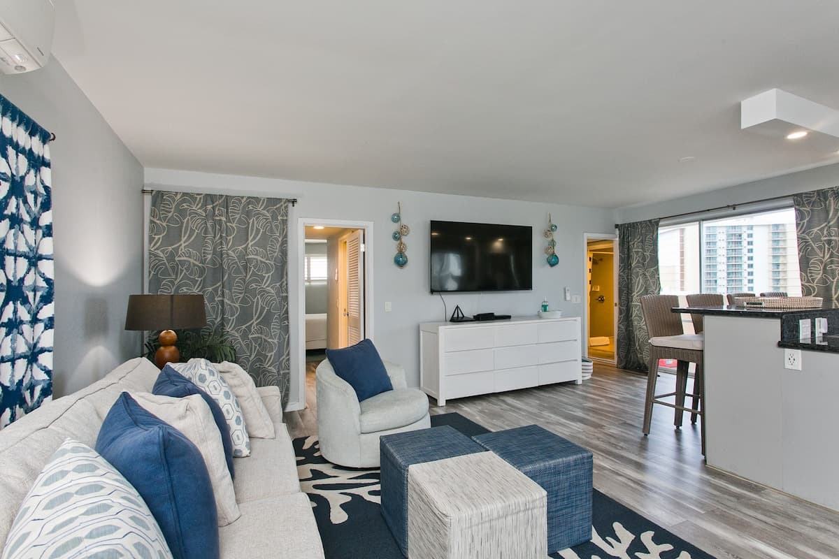 Beachy 2 Bed 2 Bath Large Suite, Free Parking & AC - Photo 2