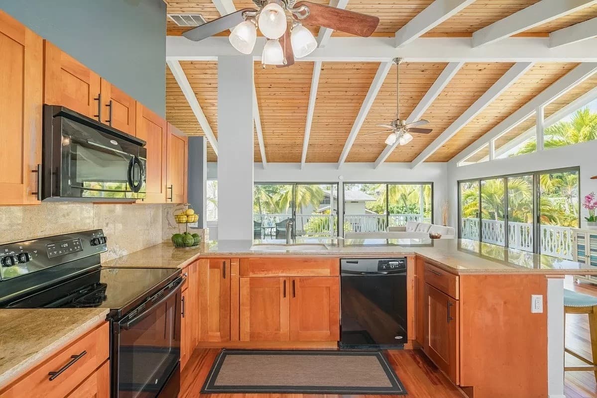 Home in Kailua-Kona · ★4.9 · 3 bedrooms · 5 beds · 2.5 baths - Photo 5