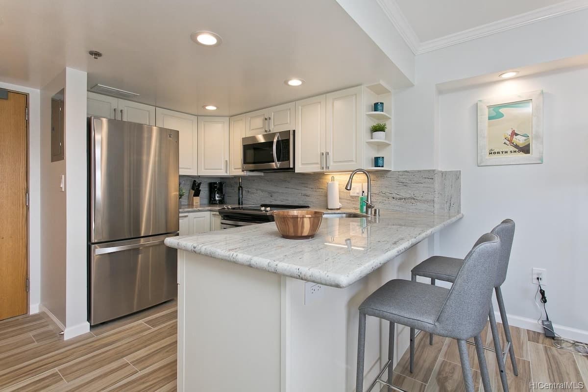 Condo in Honolulu · ★4.84 · 1 bedroom · 3 beds · 1 private bath - Photo 5