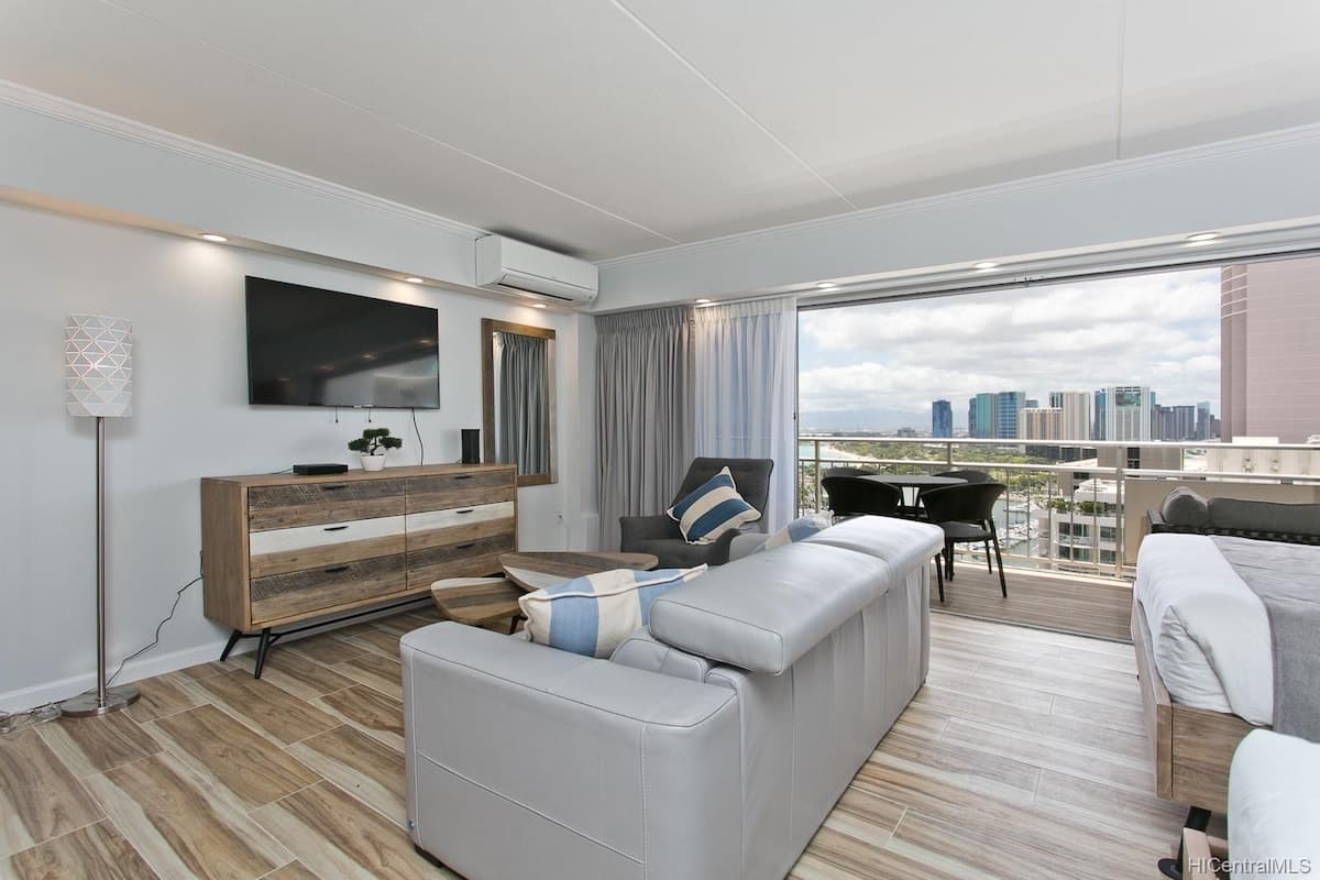 Condo in Honolulu · ★4.84 · 1 bedroom · 3 beds · 1 private bath - Photo 1
