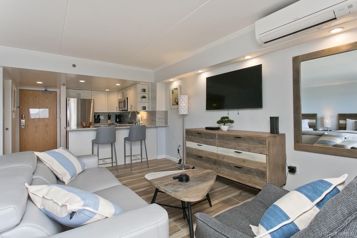 Condo in Honolulu · ★4.84 · 1 bedroom · 3 beds · 1 private bath - Photo 3