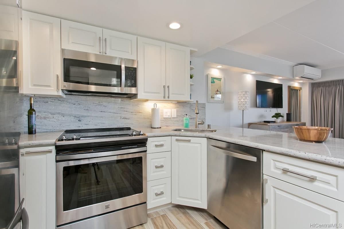 Condo in Honolulu · ★4.84 · 1 bedroom · 3 beds · 1 private bath - Photo 4
