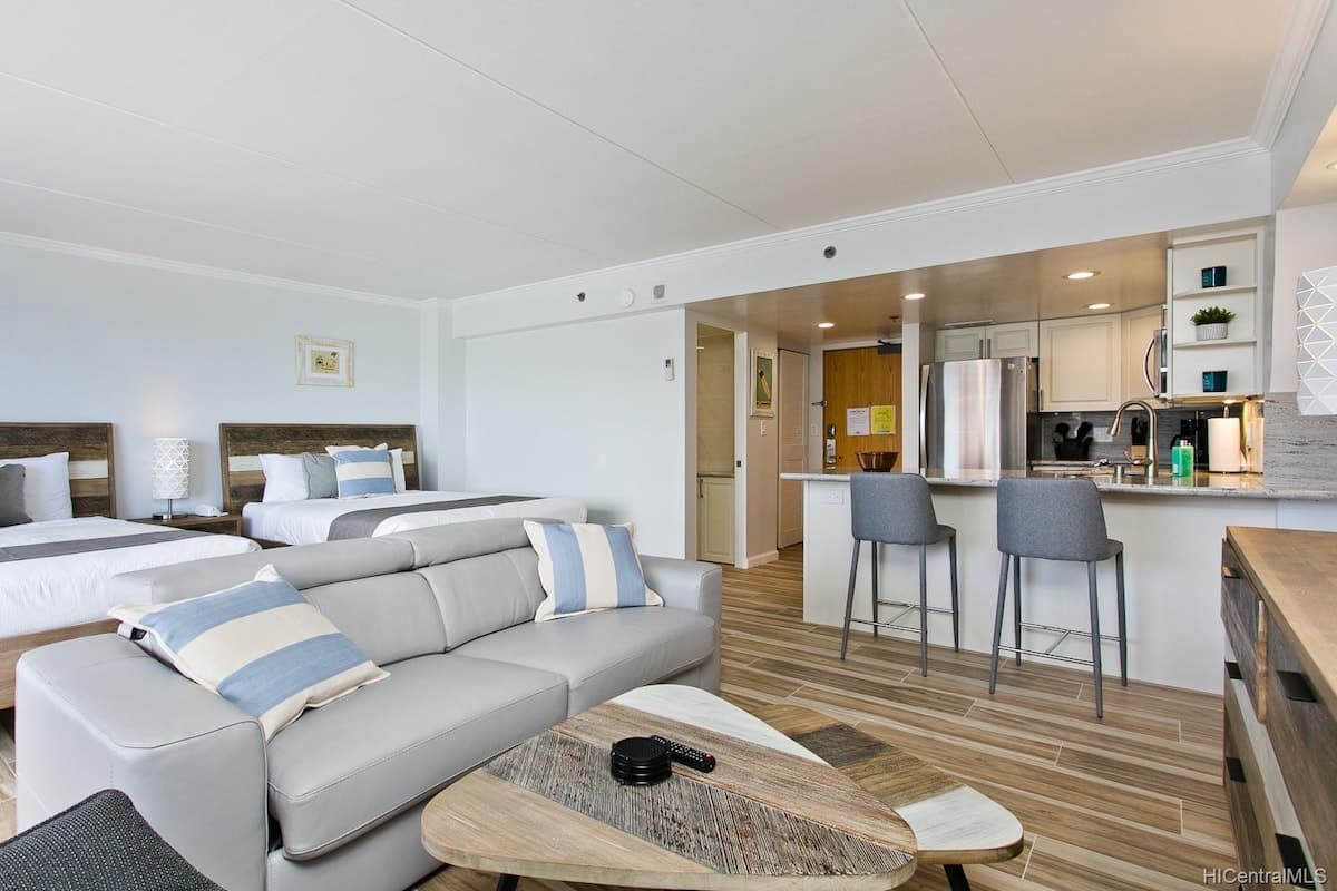 Condo in Honolulu · ★4.84 · 1 bedroom · 3 beds · 1 private bath - Photo 2