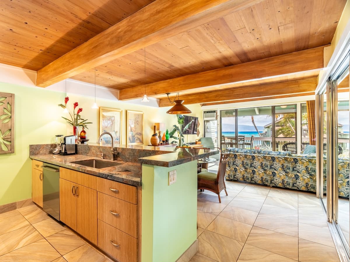 Condo in Lahaina · ★4.8 · 3 bedrooms · 5 beds · 2 private baths - Photo 5