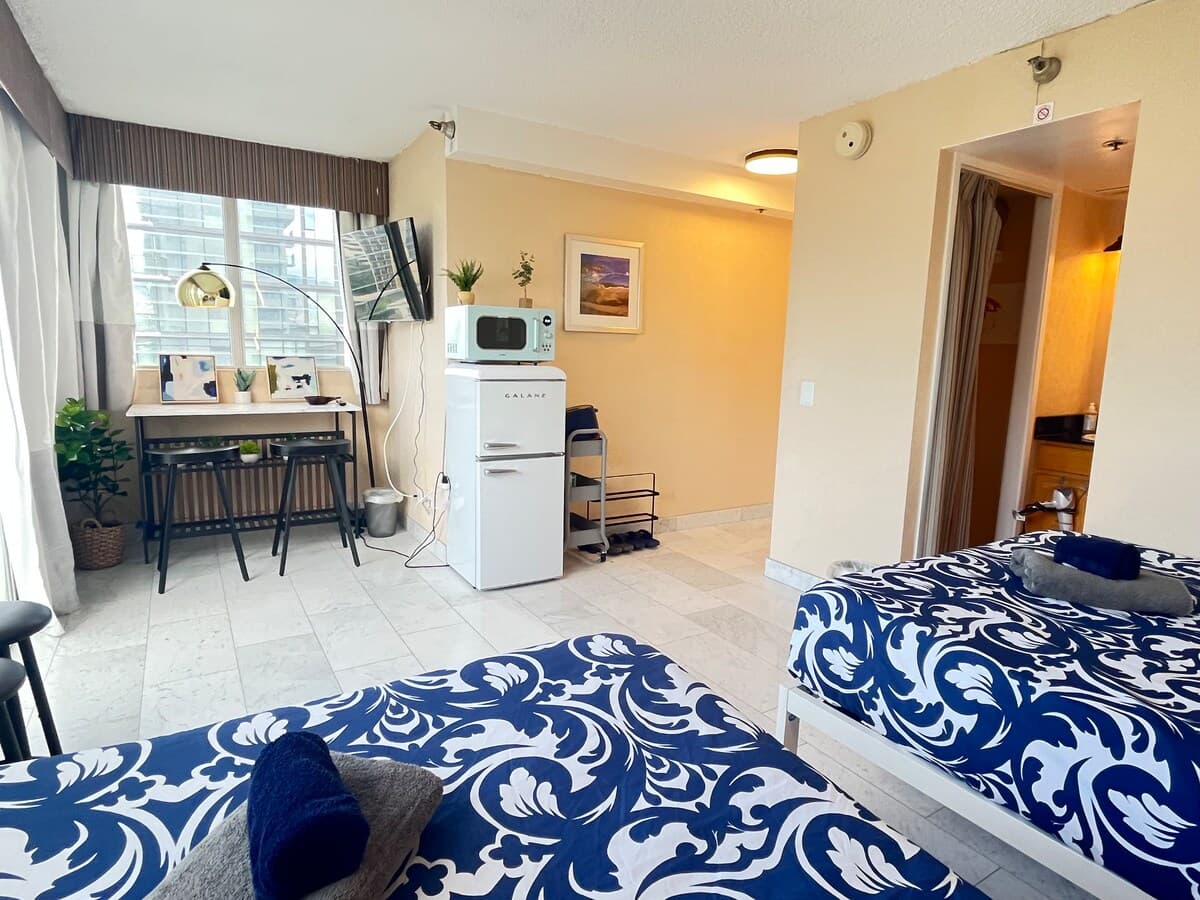 Condo in Honolulu · ★4.0 · 1 bedroom · 2 beds · 1 private bath - Photo 4