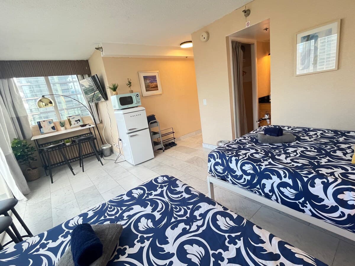 Condo in Honolulu · ★4.0 · 1 bedroom · 2 beds · 1 private bath - Photo 5