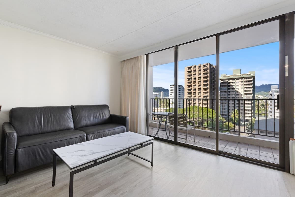 Condo in Honolulu · ★4.61 · 1 bedroom · 3 beds · 1 private bath - Photo 4
