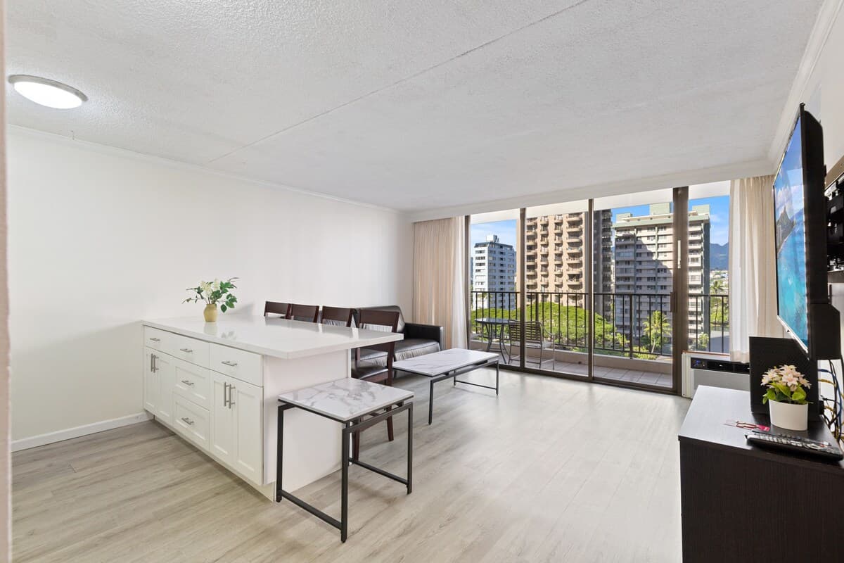 Condo in Honolulu · ★4.61 · 1 bedroom · 3 beds · 1 private bath - Photo 3