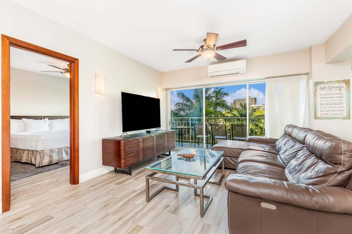 Luxury 2Bed/2Bath Corner Waikiki Shore Condo Unit - Photo 2