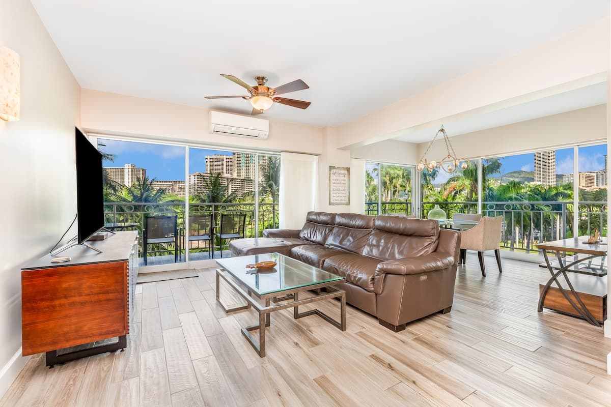 Luxury 2Bed/2Bath Corner Waikiki Shore Condo Unit - Photo 1
