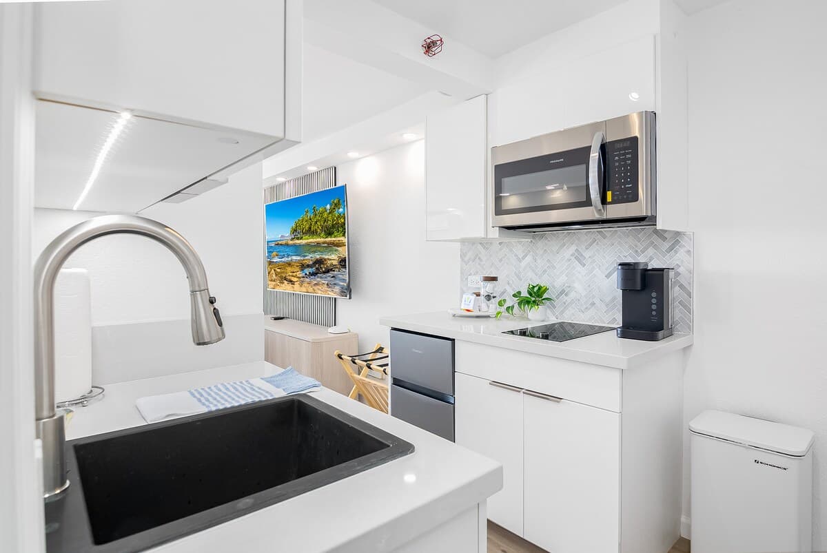 Condo in Honolulu · ★5.0 · Studio · 2 beds · 1 private bath - Photo 2