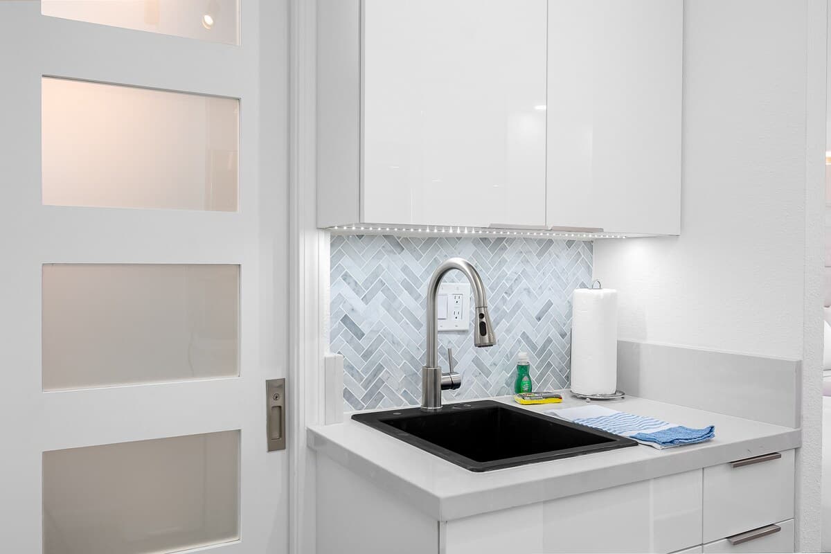 Condo in Honolulu · ★5.0 · Studio · 2 beds · 1 private bath - Photo 3